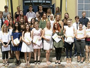 55 junge Frauen und Männer aus zwei Klassen verließen nach dem Berufsanerkennungsjahr endgültig die Fachakademie für Sozialpädagogik als fertig ausgebildete Erzieherinnen und Erzieher.  Fotos: Sabine Weinbeer