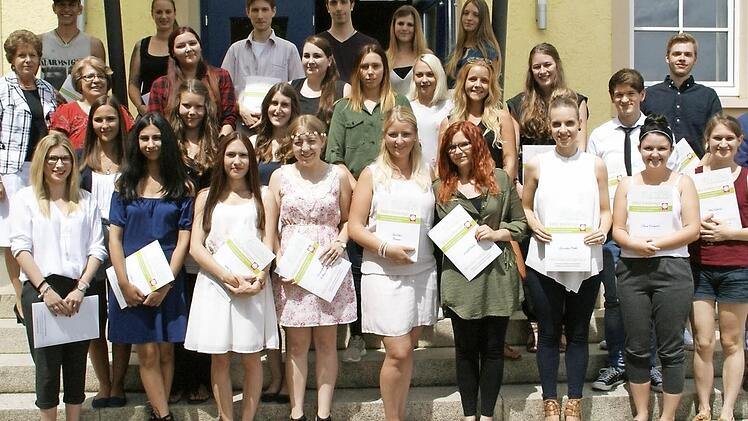 55 junge Frauen und Männer aus zwei Klassen verließen nach dem Berufsanerkennungsjahr endgültig die Fachakademie für Sozialpädagogik als fertig ausgebildete Erzieherinnen und Erzieher.  Fotos: Sabine Weinbeer