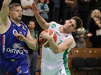 "Ali" Nikolic (mit Ball) war von den Gästen aus Gotha nicht zu stoppen. Hier setzt sich Baunachs Topwerfer gegen Jank Schmidkunz durch. Fotos: sportpress