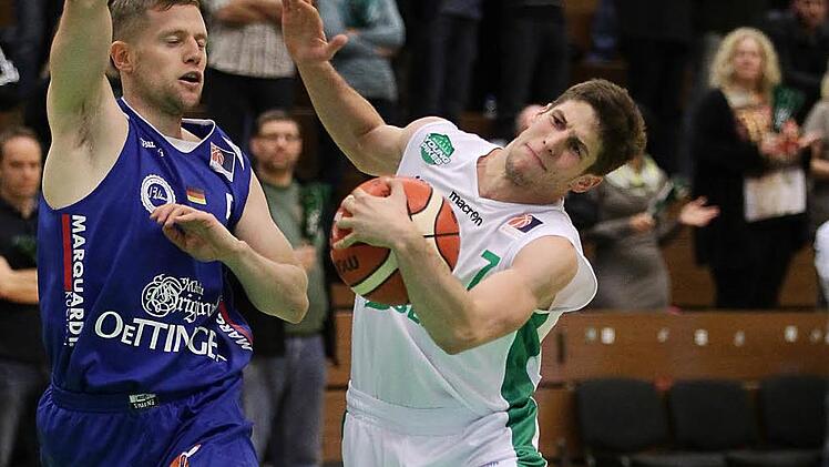 "Ali" Nikolic (mit Ball) war von den Gästen aus Gotha nicht zu stoppen. Hier setzt sich Baunachs Topwerfer gegen Jank Schmidkunz durch. Fotos: sportpress