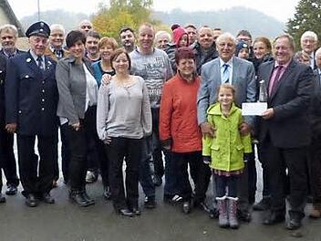 Viele Gäste kamen zum 70. Geburtstag von Klaus Stump (vorne, grauer Anzug). Er feierte mit Frau Christa, der Familie und Bekannten. Auch Bürgermeister Volker Schmiechen gratulierte. Foto: Klaus-Peter Wulf