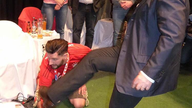 Wie einst Franz Beckenbauer musste auch Uli Hoene&szlig; den Ball von einem Wei&szlig;bierglas herunter schie&szlig;en. Foto: Werner Rei&szlig;aus