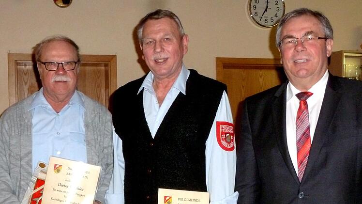 Dieter Winkler und Karl-Heinz Hofmann wurden wegen Erreichung der Altersgrenze von Bürgermeister Bernhard Ruß (von links) aus dem aktiven Dienst der Freiwilligen Feuerwehr Sand verabschiedet.