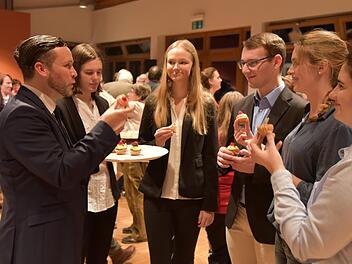 Bürgermeister Martin Finzel verteilte Cup-Cakes an Larissa Moritz, Alina Eideloth, Andreas Blasberg, Alix Höhn und Lena Dejosez (von links). Foto:  Gabi Arnold