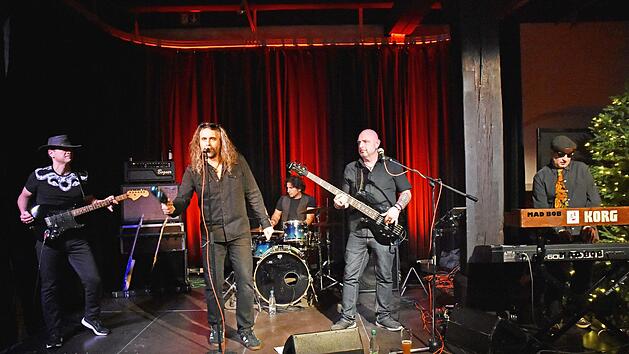 Eine eindrucksvolle Hommage an die Musik der  "Doors" brachte die Tribute-Band "Light my fire" w&auml;hrend ihres Auftritts beim Kulturamt Ha&szlig;furt live in der voll besetzten Rathaushalle. Im Bild (von links): Thomas Wenzel (Gitarre), Gerry James (Gesang), Tuncay Tercanli (Schlagzeug), Schorsch Pavicic (Bass) und Mad Bob (Orgel).  Ulrike langer