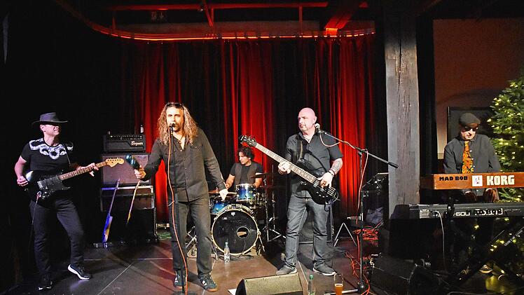 Eine eindrucksvolle Hommage an die Musik der  "Doors" brachte die Tribute-Band "Light my fire" während ihres Auftritts beim Kulturamt Haßfurt live in der voll besetzten Rathaushalle. Im Bild (von links): Thomas Wenzel (Gitarre), Gerry James (Gesang), Tuncay Tercanli (Schlagzeug), Schorsch Pavicic (Bass) und Mad Bob (Orgel).  Ulrike langer