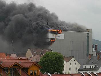 Vor zehn Jahren: Am  6. Mai 2009   schlugen die Flammen aus dem Dach des 44 Meter hohen Lagergebäudes der Kulmbacher Brauerei.Archiv/Klaus Rössner