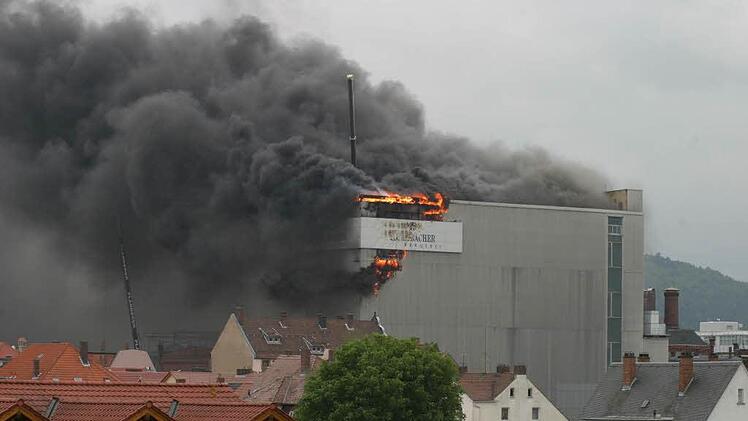 Vor zehn Jahren: Am  6. Mai 2009   schlugen die Flammen aus dem Dach des 44 Meter hohen Lagergebäudes der Kulmbacher Brauerei.Archiv/Klaus Rössner