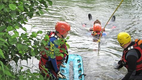 Die Einsatzkräfte der DLRG sind durch regelmäßige Übungen für den Ernstfall bestens gerüstet, appellieren aber an alle Wasserratten, die nötige Vorsicht beim Baden walten zu lassen, um ein solches Szenario gar nicht erst heraufzubeschwören. Foto: DLRG-Kreisverband Kronach