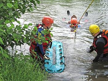 Die Einsatzkräfte der DLRG sind durch regelmäßige Übungen für den Ernstfall bestens gerüstet, appellieren aber an alle Wasserratten, die nötige Vorsicht beim Baden walten zu lassen, um ein solches Szenario gar nicht erst heraufzubeschwören. Foto: DLRG-Kreisverband Kronach