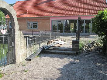 Wegen Mängeln beim Verputzen des Dorfgemeinschaftshauses in Engenthal (Foto) soll der Planer hinzugezogen werden.  Foto: Winfried Ehling