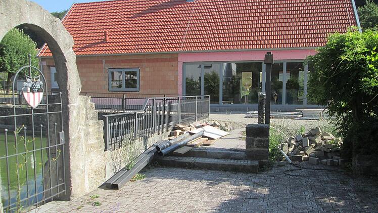Wegen Mängeln beim Verputzen des Dorfgemeinschaftshauses in Engenthal (Foto) soll der Planer hinzugezogen werden.  Foto: Winfried Ehling