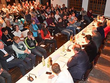 Die FT-Podiumsdiskussion mit den Bürgermeisterkandidaten  findet, wie schon die Diskussion zur Landtagswahl (im Bild), im Saal der Fortuna Kulturfabrik statt.  Archivfoto: Ronald Rinklef