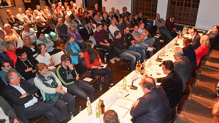 Die FT-Podiumsdiskussion mit den Bürgermeisterkandidaten  findet, wie schon die Diskussion zur Landtagswahl (im Bild), im Saal der Fortuna Kulturfabrik statt.  Archivfoto: Ronald Rinklef