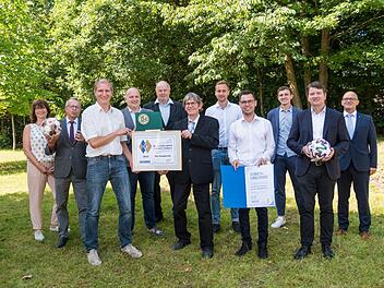 Unser Bild zeigt (von links): Ortsreferentin Marion Zehe, stellvertretenden Landrat Emil Müller, den Ehrenamtsbeauftragten des TSV Jochen Schultheis, Burkardroths Bürgermeister Daniel Wehner, den BFV Kreisvorsitzenden Rhön Rainer Lochmüller, den BFV Kreisehrenamtsbeauftragten Rhön Klaus Eisenmann, den Vorsitzenden für Finanzen beim TSV Sandro Rauch, den Vorsitzenden für die Öffentlichkeitsarbeit Andreas Metz, Schiedsrichterobmann Alexander Arnold, Landtagsabgeordneten Sandro Kirchner sowie de...