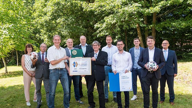 Unser Bild zeigt (von links): Ortsreferentin Marion Zehe, stellvertretenden Landrat Emil Müller, den Ehrenamtsbeauftragten des TSV Jochen Schultheis, Burkardroths Bürgermeister Daniel Wehner, den BFV Kreisvorsitzenden Rhön Rainer Lochmüller, den BFV Kreisehrenamtsbeauftragten Rhön Klaus Eisenmann, den Vorsitzenden für Finanzen beim TSV Sandro Rauch, den Vorsitzenden für die Öffentlichkeitsarbeit Andreas Metz, Schiedsrichterobmann Alexander Arnold, Landtagsabgeordneten Sandro Kirchner sowie de...
