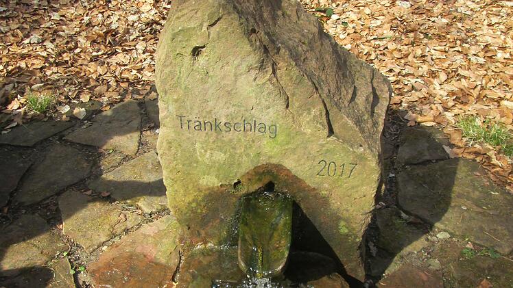 Der "Tränkschlag"-Brunnen im Wald trägt ebenfalls die Handschrift von Schneider und Weigand, die die Waldquelle bereits vor fünf Jahren fassten.