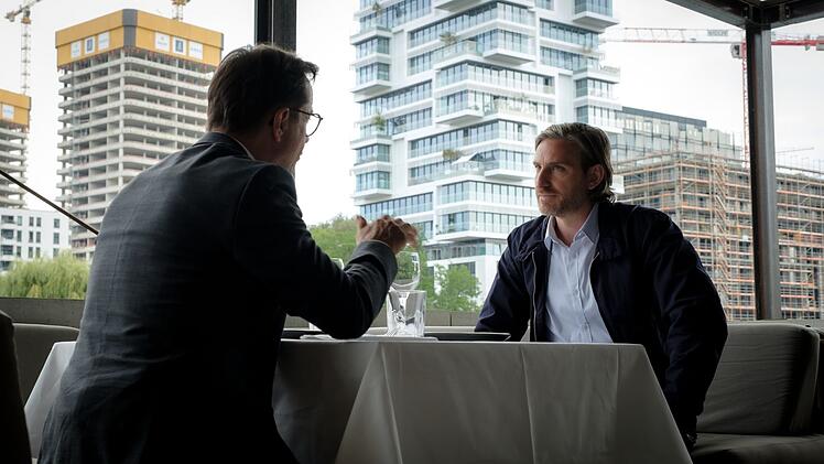 Joachim Vernau (Jan Josef Liefers, links) wird von Andreas Hartmann (Jonas Hien) beauftragt, Sebastian Marquardt zu finden.