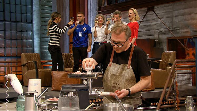Sternekoch Max Stiegl forderte Henssler f&uuml;r Slowenien zu "Kranjska Klobasa" heraus, Siedewurst nach Kranj Art mit Ajvar und Kraut.