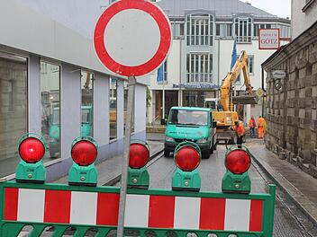 Auf rund 2500 Quadratmetern erneuern die Arbeiter die Straßendecke. Fotos: Jan Koch