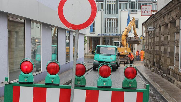 Auf rund 2500 Quadratmetern erneuern die Arbeiter die Straßendecke. Fotos: Jan Koch