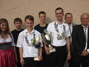 Königsproklamation bei den Schützen Eltingshausen: (von links) 2. Vorsitzende Katrin Thunig, Marius Bieber (2. Jugendritter), Thomas Koch (Jugendkönig), Manuel Reith (1. Jugendritter), Stefan Seufert (Schützenkönig), Jochen Schott (1. Ritter) und Vorsitzender Reinhold May.