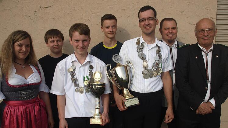 Königsproklamation bei den Schützen Eltingshausen: (von links) 2. Vorsitzende Katrin Thunig, Marius Bieber (2. Jugendritter), Thomas Koch (Jugendkönig), Manuel Reith (1. Jugendritter), Stefan Seufert (Schützenkönig), Jochen Schott (1. Ritter) und Vorsitzender Reinhold May.