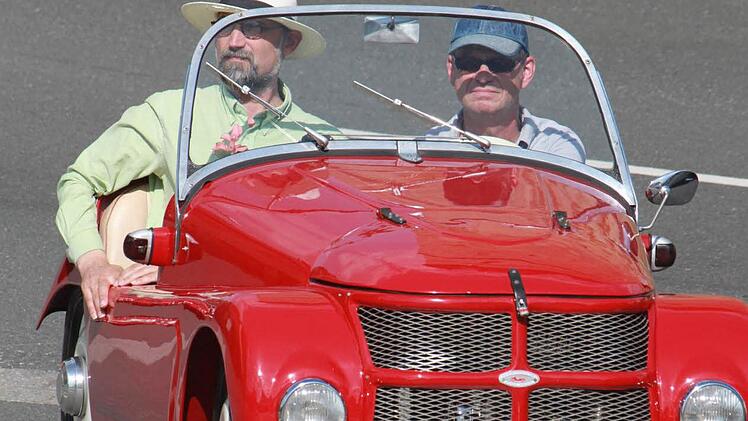 Ein bisschen eng ist es schon im Cockpit des F-125: Wolfgang Kröger (am Steuer) bei einer Ausfahrt mit seinem Kleinschnittger.