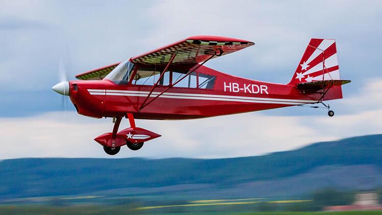 Die Bellanca Decathlon XL von Manfred Steinig mit einer Spannweite von 3,02 Meter und einem Abfluggewicht von etwa 14,4 kg im Überflug über den Modellflugplatz der MFG Kitzingen. Foto: Jochen Lauer