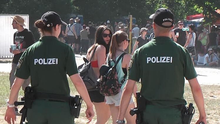Die Polizei zeigt bei Rock im Park Präsenz Foto: Christian Bauriedel