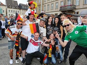 Mit Familie und Freunden auf den Maxplatz: Diese Truppe trifft sich zu den Spielen mit deutscher Beteiliung immer auf der Fanmeile zur Übertragung. Foto: RiegerPress