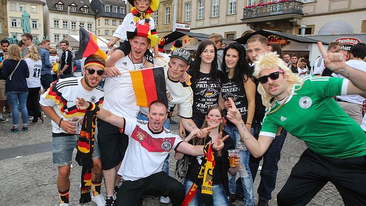 Mit Familie und Freunden auf den Maxplatz: Diese Truppe trifft sich zu den Spielen mit deutscher Beteiliung immer auf der Fanmeile zur Übertragung. Foto: RiegerPress