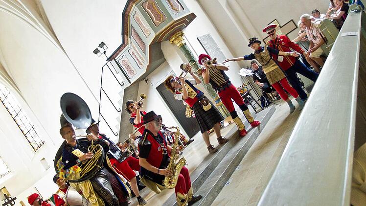 Die Quastenflosser wurden bei ihrem Auftritt in der Coburger Heilig-Kreuz-Kirche begeistert gefeiert.  Foto: Jochen Berger