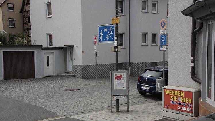 Unklare Situation an der Kreuzung Gebsattel-/WiesenstraßeFahrlehrer: Die Autofahrer kommen aus dem verkehrsberuhigten Bereich und haben keine Vorfahrt, obwohl das jeder Autofahrer denkt. Vorschlag: Das Zone-30-Schild um ein paar Meter weiter in Richtung Gebsattelstraße versetzen. Stadt/Polizei: Hier kann weder Hartmut Demele, Verkehrsexperte der Polizei, noch Klaus Backer (Ordnungsamt) ein Problem erkennen. Die Ausschilderung sei eindeutig. "Die Autofahrer aus der Gebsattelstraße haben Vorfah...