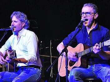 Thomas Wacker und Thorsten Gary (von links) vom Simon & Garfunkel-Tribute-Duo "Graceland" gaben mit ihrem international besetzten Streichquartett und ihrer Band ein schönes Konzert in der ausverkauften Stadthalle in Haßfurt.  Foto: Ulrike Langer