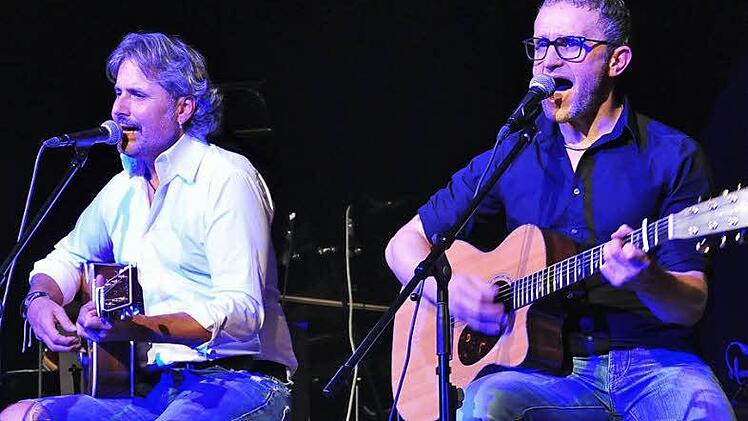 Thomas Wacker und Thorsten Gary (von links) vom Simon & Garfunkel-Tribute-Duo "Graceland" gaben mit ihrem international besetzten Streichquartett und ihrer Band ein schönes Konzert in der ausverkauften Stadthalle in Haßfurt.  Foto: Ulrike Langer