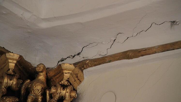 An der Decke des Roten Adlersaals sind die Risse im Mauerwerk nicht zu übersehen. Foto: Jürgen Gärtner