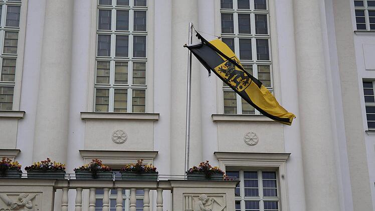 Trauerflor am Rathaus in Sonneberg nach der Nachricht &uuml;ber den Tod von B&uuml;rgermeisterin Abel. Foto: NEWS5 / Fricke