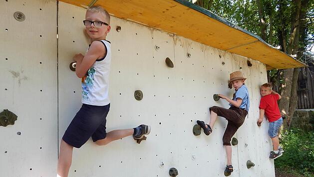 Ein St&uuml;ck hinauf aus eigener Kraft kletterten diese Kinder. Foto: Horst Wunner