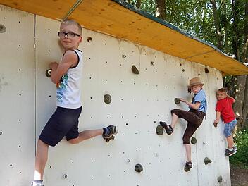 Ein Stück hinauf aus eigener Kraft kletterten diese Kinder. Foto: Horst Wunner