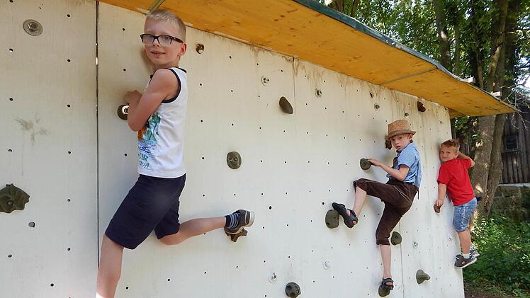 Ein Stück hinauf aus eigener Kraft kletterten diese Kinder. Foto: Horst Wunner