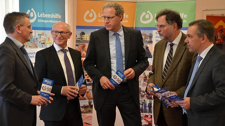 Bei der Vorstellung des Programms (von links): Gesch&auml;ftsf&uuml;hrender Vorstand Josef Hennemann, die Beisitzenden Joachim Masatz und German Hacker (B&uuml;rgermeister von Herzogenaurach), Aufsichtsratsvorsitzender Ulrich Wustmann und Beisitzender Alexander Tritthart (Landrat) Foto: Bernhard Panzer