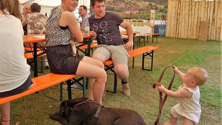 Keine Angst vor dem großen Hund zeigt hier die jüngste Festbesucherin 700 Jahre Rupboden Foto: Sigismund von Dobschütz