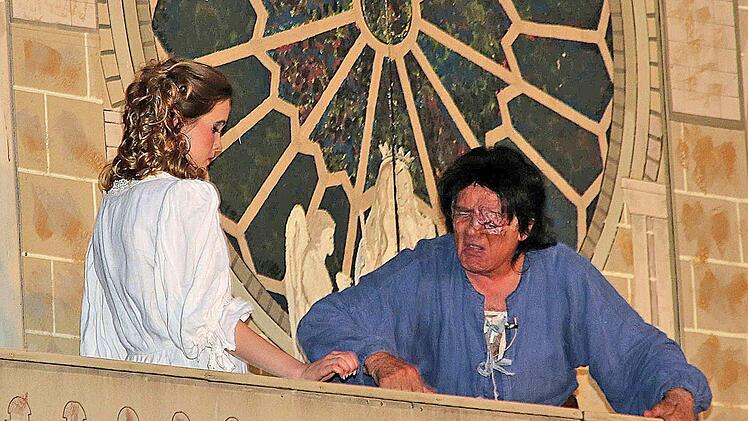 Esmeralda (Elke Thomas) wurde von Quasimodo (Dieter Vollhauer) in die Kathedrale Notre-Dame gebracht.  Foto: Dieter Britz