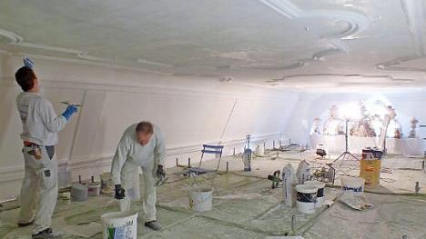 In der Kapelle werden Risse im Deckenputz beseitigt.