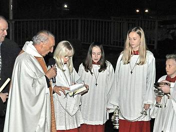 Pfarrer i. R. Gerhard Hellgeth hielt in Frauendorf den Gottesdienst in der Osternacht. Foto: Johann Hetzel