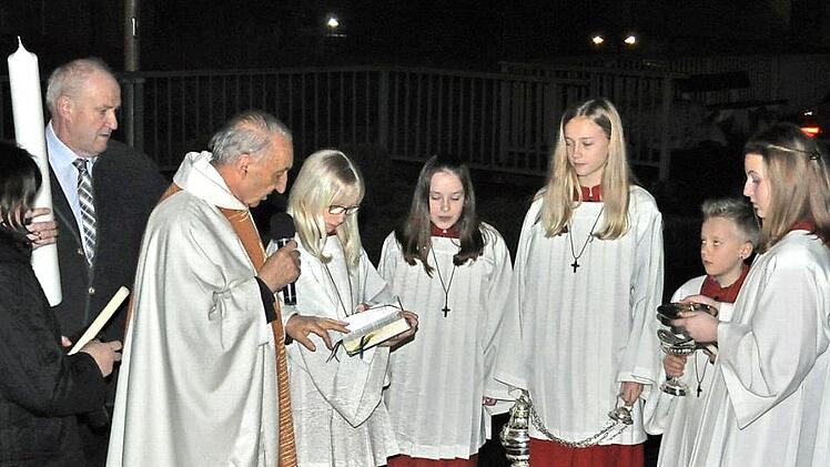 Pfarrer i. R. Gerhard Hellgeth hielt in Frauendorf den Gottesdienst in der Osternacht. Foto: Johann Hetzel