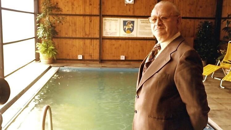 Der Heimatforscher und geologische Autodidakt Heiner Kohles hatte die Idee, im Maintal nach Thermalwasser zu bohren; das Bild zeigt ihn in den 70ern am Thermen-"Provisorium". Foto: Stadtarchiv Bad Staffelstein