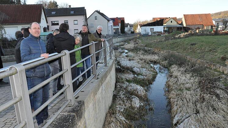 Der Bachlauf der Wässernach wurde eingefasst. Der Haßfurter Bauausschuss schaute sich in Wülflingen um. Martin Schweiger