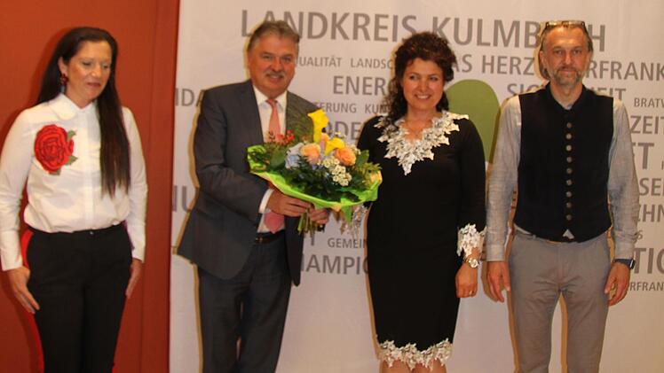 Zum Abschied gab es Blumen f&uuml;r Camelia Fiedler. Unser Bild zeigt (von links) ihre Stellvertreterin Natasa Luz, Landrat Klaus Peter S&ouml;llner, Camelia Fiedler und Jurist Oliver Hempfling. Foto: Sonny Adam